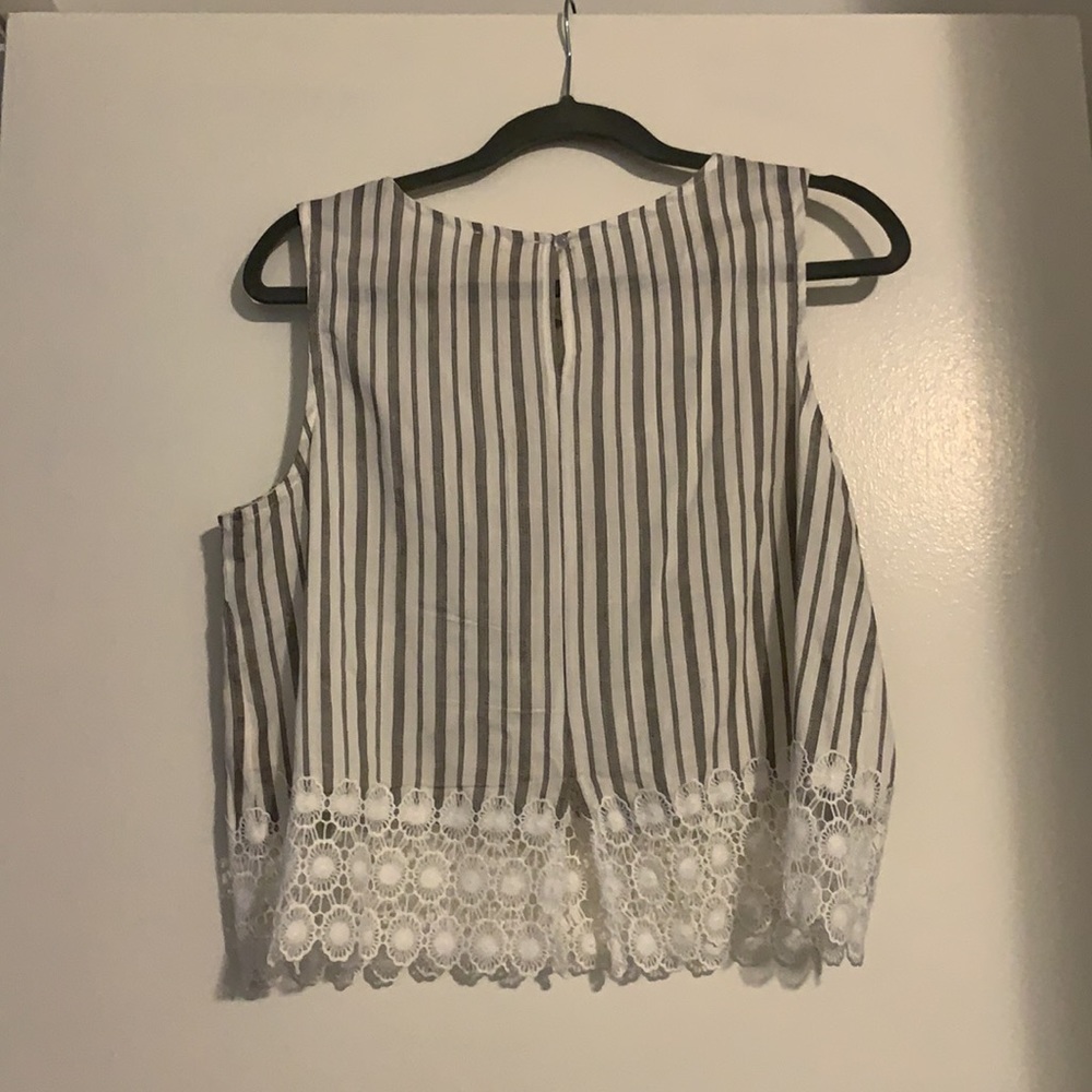 Lacy Crop Top - Picture 4 of 4